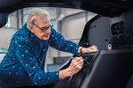 Gordon Murray signe le châssis du premier exemplaire client de la GMA T.50