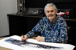 Gordon Murray face à une esquisse de la GMA T.50