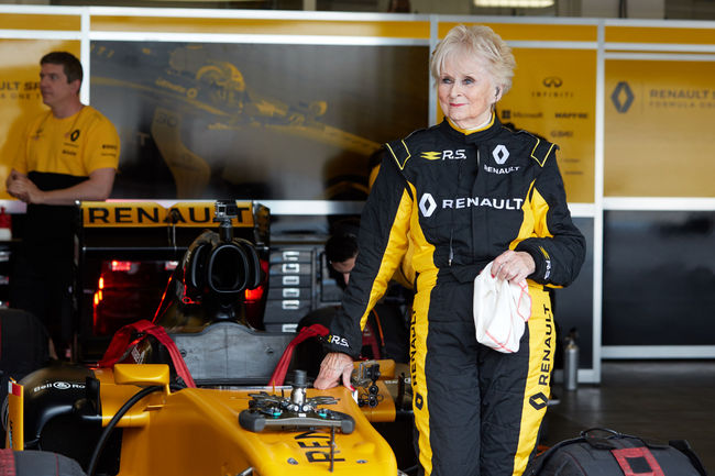 A 79 ans, elle pilote la Formule 1 R.S.17