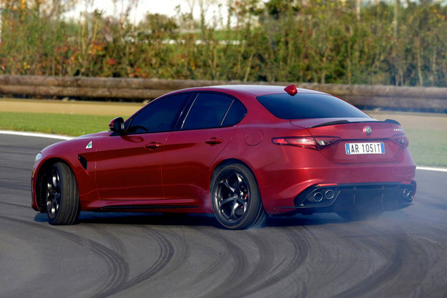 Les pilotes Ferrari testent l'Alfa Romeo Giulia QV