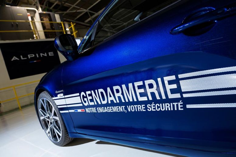 Esteban Ocon livre la première Alpine A110 à la gendarmerie