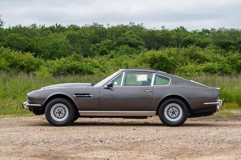 Une Aston Martin V8 ex-James Bond proposée aux enchères