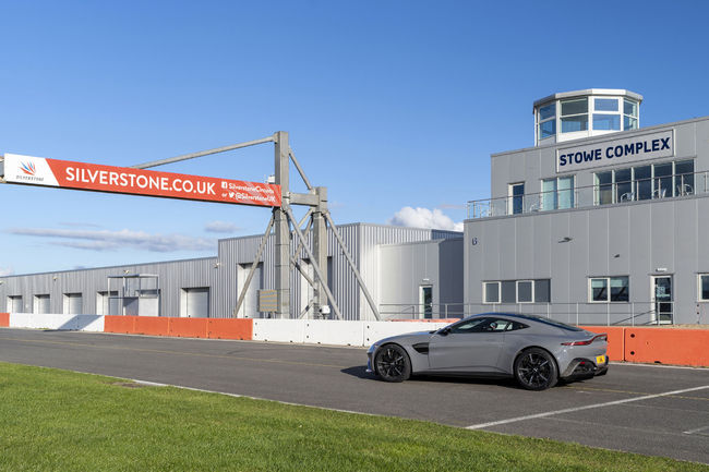 Aston Martin prend ses quartiers à Silverstone