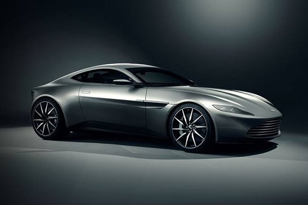 L'Aston Martin DB10 fait le show pour l'arrivée de 