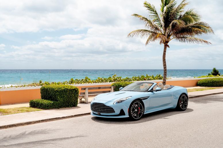 Aston Martin DB12 Volante Édition Palm Beach par Q by Aston Martin