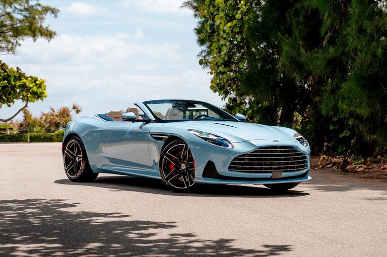 Aston Martin DB12 Volante Édition Palm Beach par Q by Aston Martin