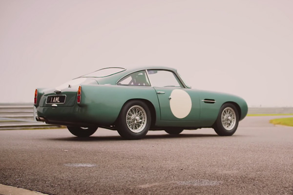 L'Aston Martin DB4 G.T. Continuation entre en piste