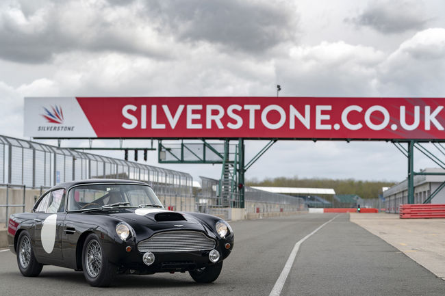 Cinq Aston Martin DB4 G.T. Continuation livrées à Silverstone