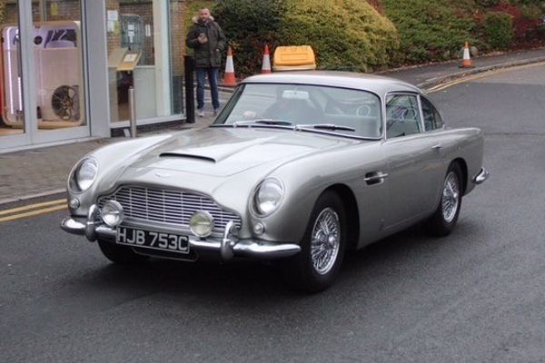 Aidez à retrouver une Aston Martin DB5 volée