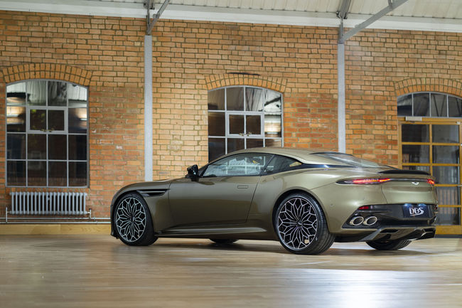 Aston Martin célèbre James Bond avec la DBS Superleggera OHMSS 