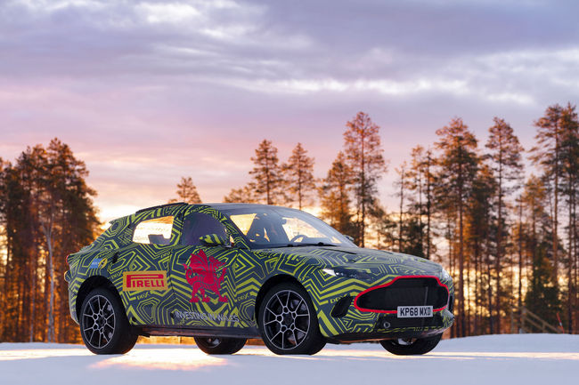 L'Aston Martin DBX en essais en Suède