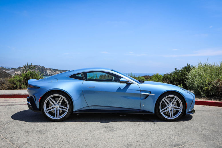 Aston Martin представила эксклюзивную коллекцию Heritage Edition с дизайном 60-х и 70-х годов