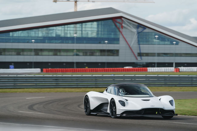 Les Aston Martin Valkyrie et Valhalla prennent la piste