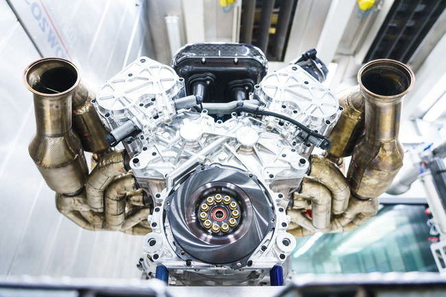 Aston Martin Valkyrie : le V12 Cosworth en action 