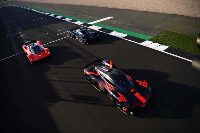 Max Verstappen et Alex Albon testent l'Aston Martin Valkyrie