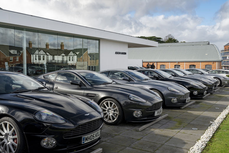 Aston Martin Works fête les 20 ans de la Vanquish avec un record
