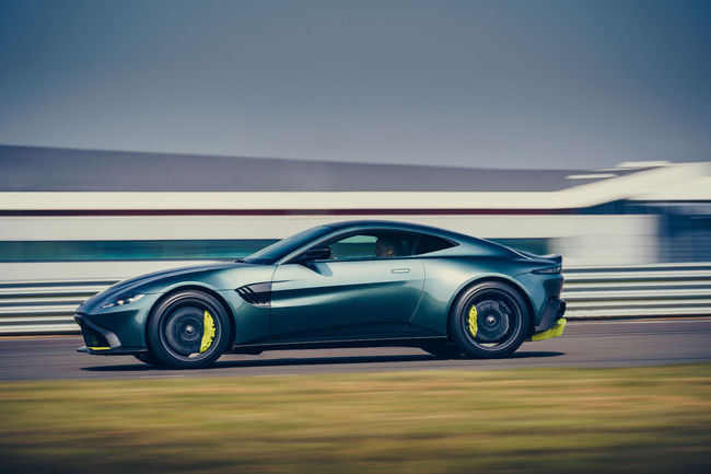 Aston Martin Vantage AMR : avec une boîte manuelle 