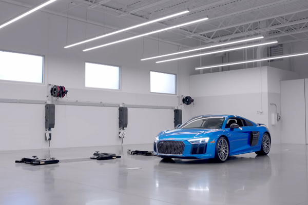 Fabian Oefner désintègre l'Audi R8 et son bloc V10