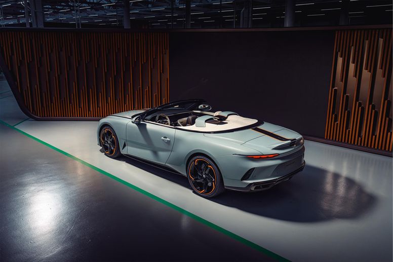 Le premier exemplaire client de la Bentley Batur cabriolet présenté à Monterey