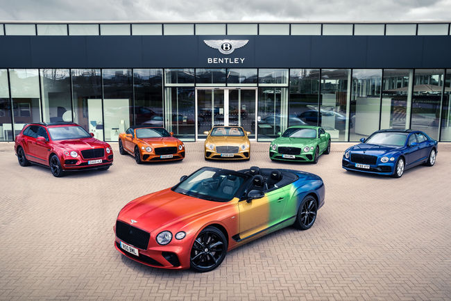 Une Bentley Continental GT V8 Cabriolet aux couleurs de l'arc en ciel