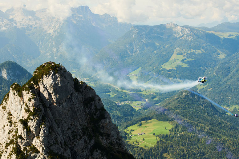 BMW i crée une wingsuit électrique