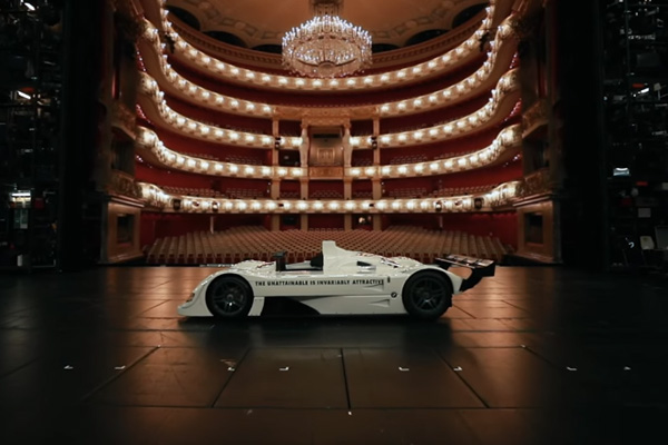 La BMW Art Car V12 LMR de 1999 entre sur scène