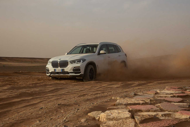 BMW recrée le circuit de Monza dans le désert pour son SUV X5 