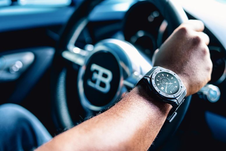 Bugatti Carbone Limited Edition : une montre connectée en fibre de carbone