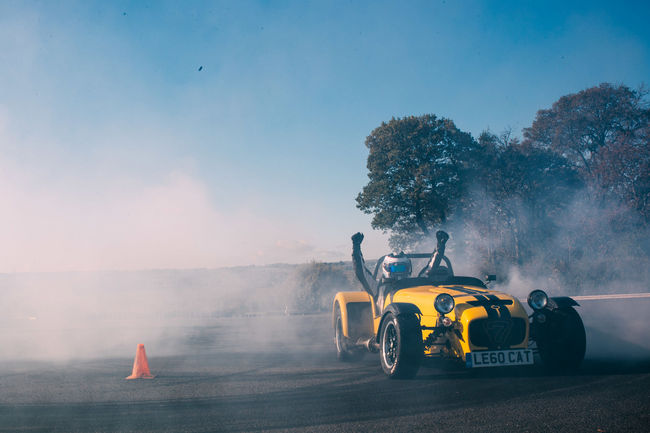 Sir Chris Hoy fête les 60 ans de la Caterham Seven