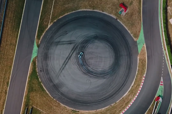 Clip spectaculaire pour les 70 ans de Lotus