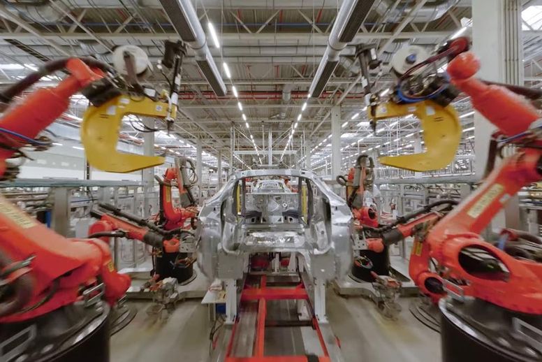 Découvrez le site de production Tesla de Berlin vu d'un drone