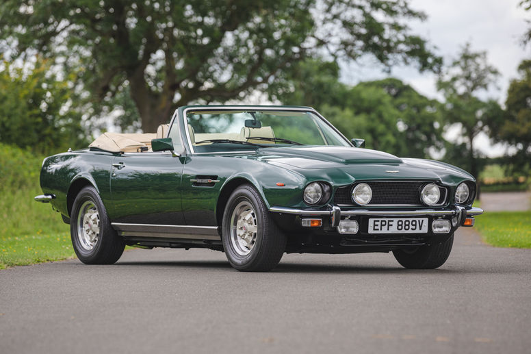Deux Aston Martin V8 de stars aux enchères