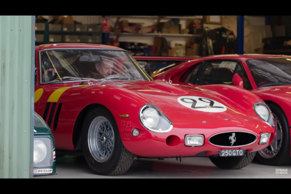 Nick Mason présente sa Ferrari 250 GTO à Brian Johnson