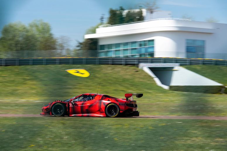 La Ferrari 296 GT3 en piste à Fiorano