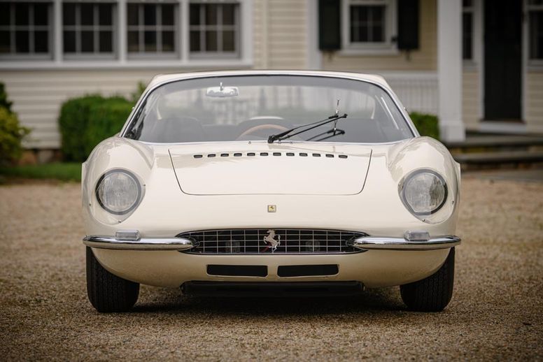 Une Ferrari 365 P Berlinetta Speciale Tre Posti à Hampton Court