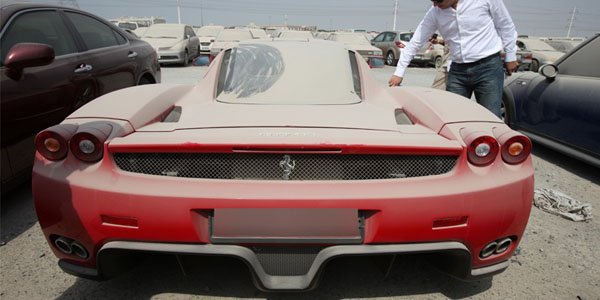 Une Ferrari Enzo abandonnée