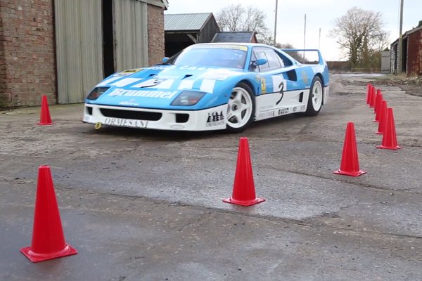 Gymkhana à la ferme en Ferrari F40 GT 