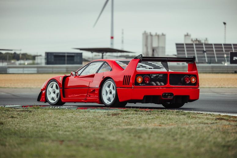 Une Ferrari F40 Competizione mise en vente à la Villa d'Este
