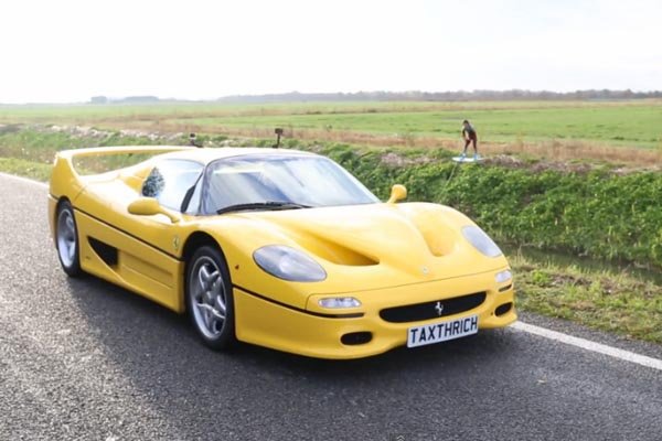 En Wakeboard derrière une Ferrari F50