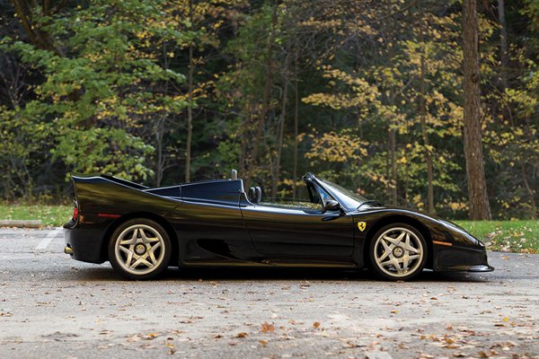 Une rare Ferrari F50 Nero aux enchères