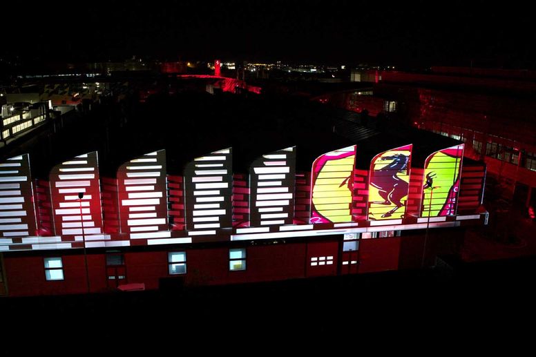 Ferrari illumine son usine de Maranello avec un spectacle visuel