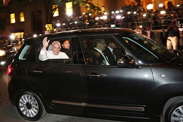 La Fiat 500L du pape François aux enchères