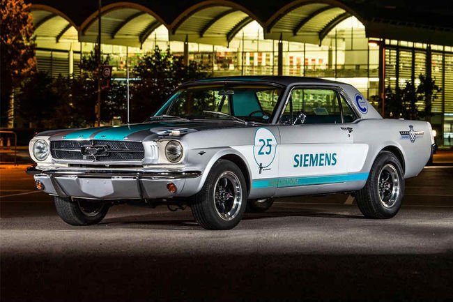 Une Mustang de 1965 autonome en piste à Goodwood