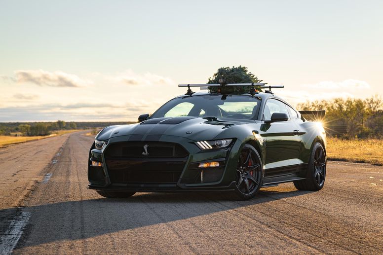 Une Mustang GT500 Venom 1000 lancée à plus de 300 km/h avec un sapin sur le toit