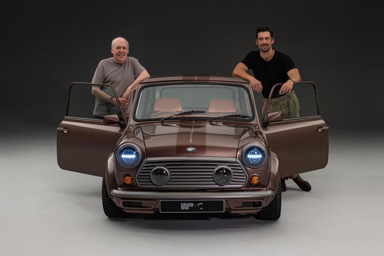 Ian Callum présente le premier exemplaire de la Mini Wood and Pickett