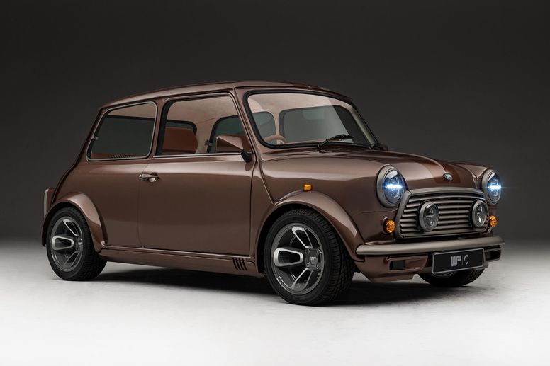Ian Callum présente le premier exemplaire de la Mini Wood and Pickett
