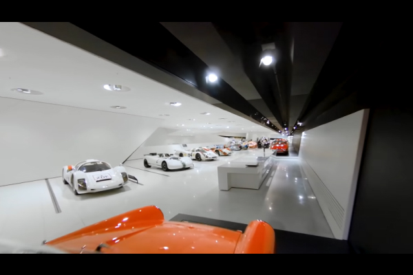 Insolite : visite du Musée Porsche en drone