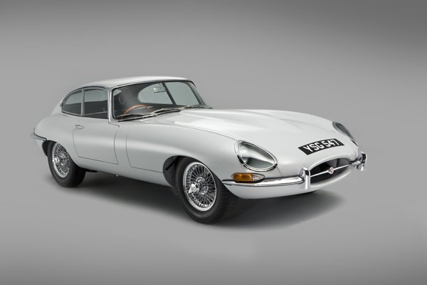 Une des premières Jaguar Type E restaurée par CMC