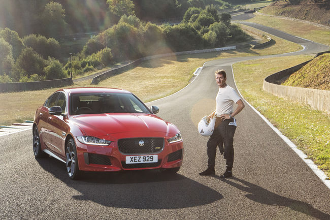 La Jaguar XE 300 Sport s'illustre sur le circuit historique de Charade