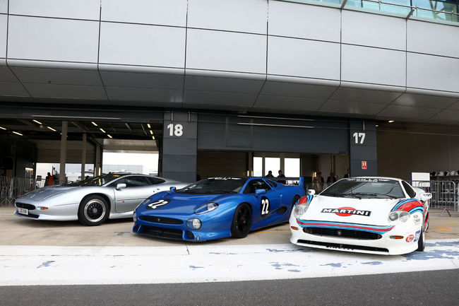 Les 25 ans de la Jaguar XJ220 fêtés à Silverstone